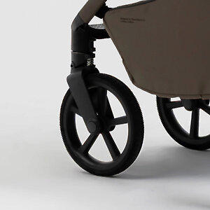 Передние маневренные колеса также с пружинными амортизаторами и фиксатором в прямом положении