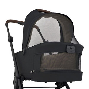 В головной части два больших сетчатых окошка для вентиляции в жару