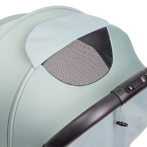 Для наблюдения за ребенком есть сетчатое смотровое окошко