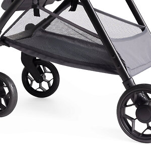 Под сиденьем есть корзина для вещей с сетчатыми бортиками