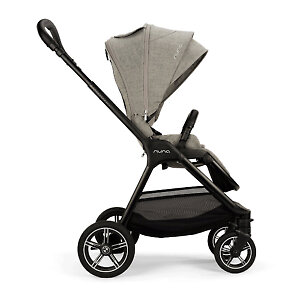 Ребенок может сидеть практически вертикально при поднятой спинке