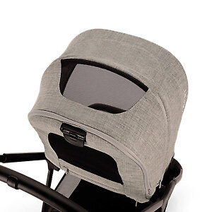 В капоре есть большое смотровое окошко со шторкой