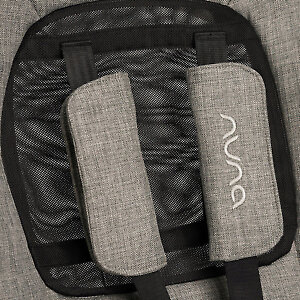 В спинке сиденья есть окошко для вентиляции в жару