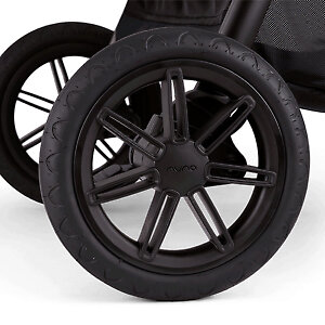 У коляски резиновые колеса с пенным наполнителем