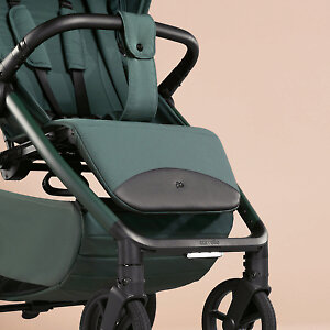В серии 2026 года изменилась форма вставки из экокожи на подножке