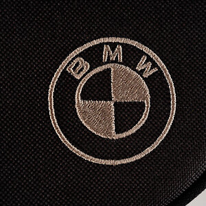 Фирменный логотип BMW украшает накидку на ножки малыша в люльках одноименной серии