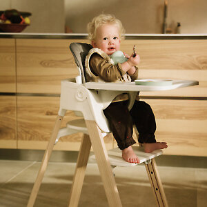 Stokke Steps подходит для детей, которые умеют уверенно сидеть (приблизительно 6 месяцев)