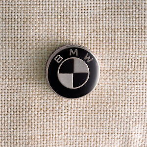 В серии BMW клапан смотрового окошка на капюшоне дополнен фирменным металлическим шильдиком BMW