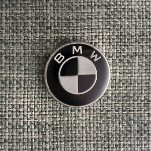 В серии BMW клапан смотрового окошка на капюшоне дополнен фирменным металлическим шильдиком BMW