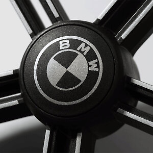 В серии BMW на дисках колёс по центру расположен официальный логотип BMW