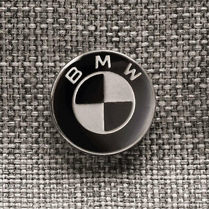 В серии BMW шторка вентиляционного окна на капюшоне дополнена фирменным металлическим шильдиком BMW